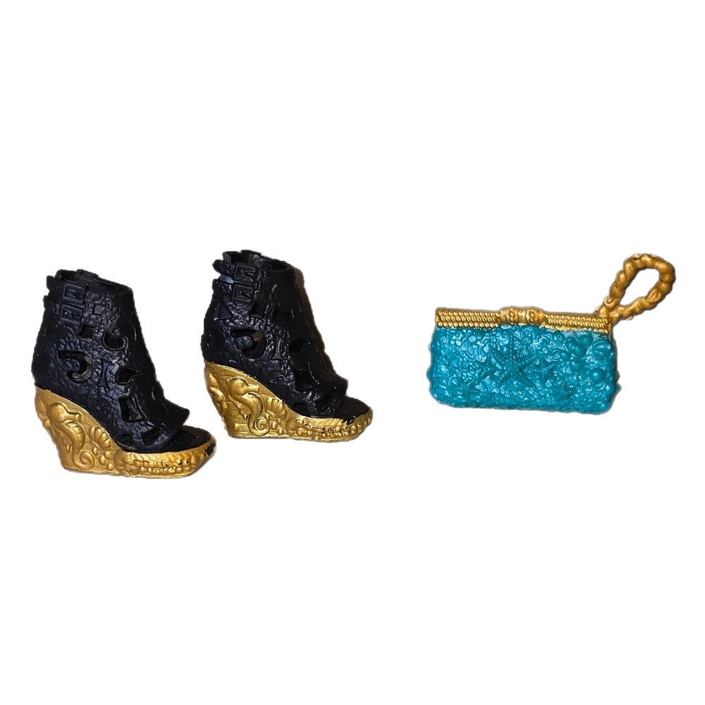 Disney Descendants 2 Uma Isle of the Lost Doll Royal Yacht Cotillion Accessories